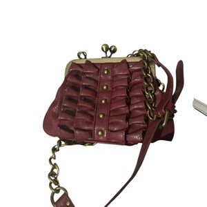 NWOT Jessica Simpson burgundy Clutch with kisslock brass hardware adjustable str
